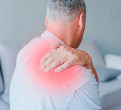 כאבים בשכמות – הגורמים התסמינים והטיפול הטבעי בכאבים